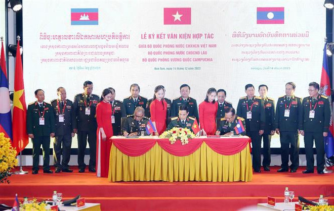Efectúan primer Intercambio Amistoso de Defensa Fronteriza Vietnam-Laos-Camboya ảnh 2 Efectúan primer Intercambio Amistoso de Defensa Fronteriza Vietnam-Laos-Camboya ảnh 2