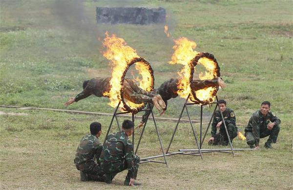 Presidente vietnamita inspecciona la preparación combativa de la fuerza especial ảnh 2 Presidente vietnamita inspecciona la preparación combativa de la fuerza especial ảnh 2