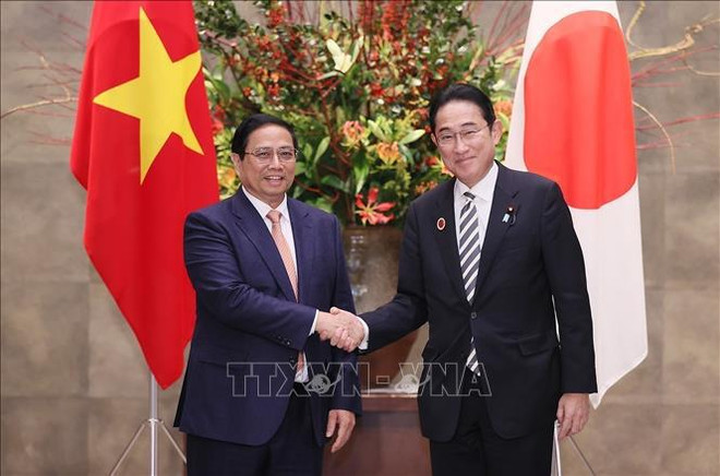 Premier vietnamita conversa con su homólogo japonés ảnh 1 Premier vietnamita conversa con su homólogo japonés ảnh 1