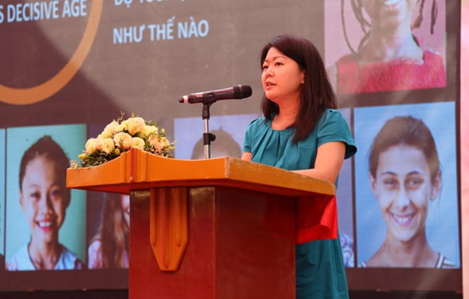 Entregan medalla conmemorativa a vice-representante de UNFPA en Vietnam ảnh 1 Entregan medalla conmemorativa a vice-representante de UNFPA en Vietnam ảnh 1