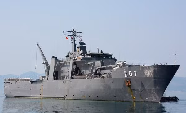 Buque de Armada singapurense visita Vietnam ảnh 1