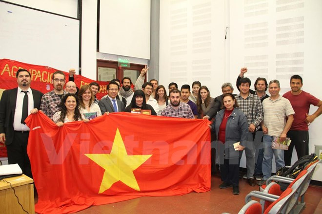  Estudiantes argentinos interesados en la historia vietnamita ảnh 1