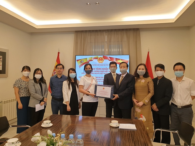 Gobierno vietnamita entrega mascarillas antibacterianas a compatriotas residentes en España ảnh 1 Gobierno vietnamita entrega mascarillas antibacterianas a compatriotas residentes en España ảnh 1