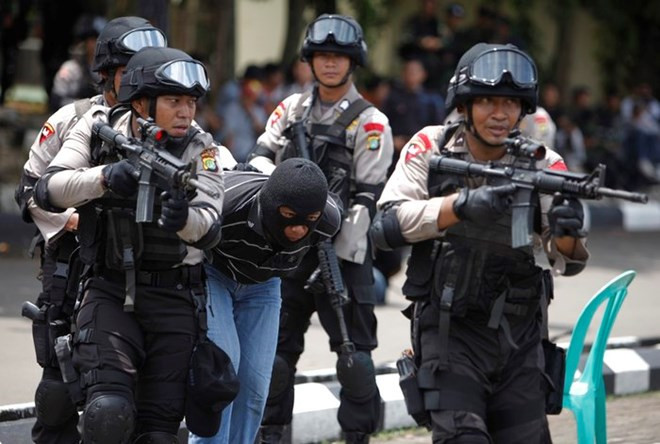 Policía indonesia arresta a tres sospechosos vinculados con el Estado Islámico ảnh 1 Policía indonesia arresta a tres sospechosos vinculados con el Estado Islámico ảnh 1