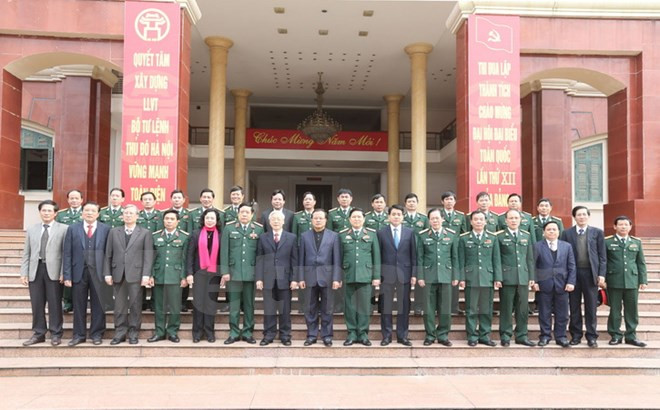 Líder partidista visita Comandancia Militar de Hanoi ảnh 1 Líder partidista visita Comandancia Militar de Hanoi ảnh 1