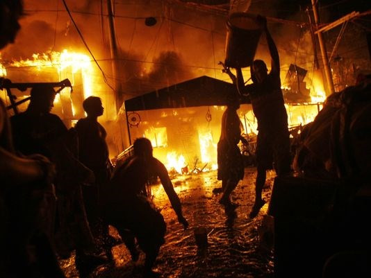 Filipinas: Casi mil casas destruidas por incendio en Manila ảnh 1 Filipinas: Casi mil casas destruidas por incendio en Manila ảnh 1
