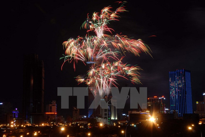 Ciudad Ho Chi Minh festeja año nuevo lunar con fuegos artificiales ảnh 1 Ciudad Ho Chi Minh festeja año nuevo lunar con fuegos artificiales ảnh 1