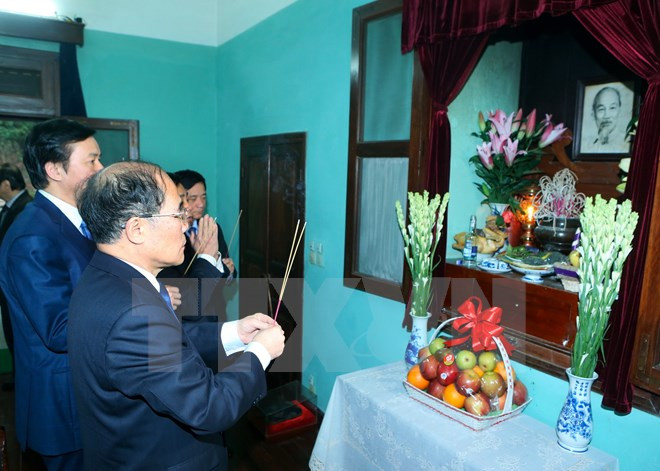 Rinden tributo al Presidente Ho Chi Minh con motivo del año nuevo lunar ảnh 1 Rinden tributo al Presidente Ho Chi Minh con motivo del año nuevo lunar ảnh 1