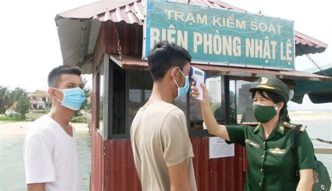 Rescatan a ocho marineros vietnamitas de barco hundido ảnh 1