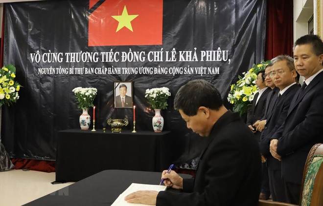 Embajadas de Vietnam en Malasia y Japón rinden homenaje póstumo al exdirigente Le Kha Phieu ảnh 1 Embajadas de Vietnam en Malasia y Japón rinden homenaje póstumo al exdirigente Le Kha Phieu ảnh 1