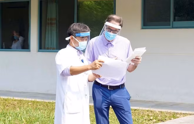 Dan de alta a paciente británico de COVID-19 en provincia central de Vietnam ảnh 1