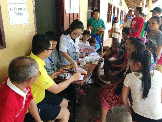 Jóvenes de Hanoi realizan actividades voluntarias en Laos ảnh 1