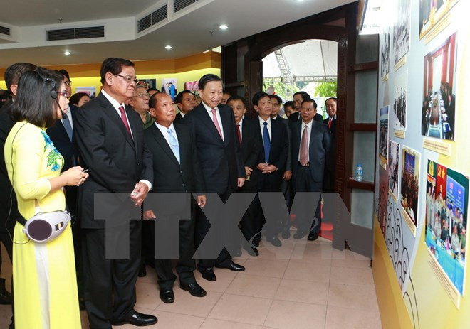 Exposición resalta nexos Vietnam-Laos-Camboya en seguridad pública ảnh 1 Exposición resalta nexos Vietnam-Laos-Camboya en seguridad pública ảnh 1