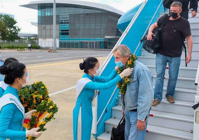 Quang Nam de Vietnam recibe a primeros viajeros extranjeros en nueva normalidad ảnh 2