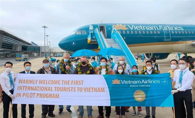Quang Nam de Vietnam recibe a primeros viajeros extranjeros en nueva normalidad ảnh 1