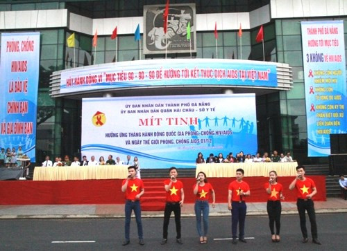 Vietnam responde al Día Mundial de Prevención y Lucha contra VIH/SIDA ảnh 1