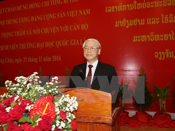 Líder partidista de Vietnam intercambia con universitarios de Laos ảnh 1 Líder partidista de Vietnam intercambia con universitarios de Laos ảnh 1