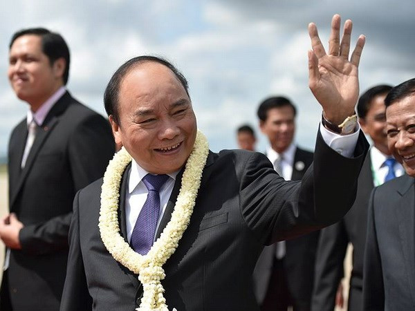 Premier de Vietnam llega a Camboya para Cumbre de Triángulo de Desarrollo CLV ảnh 1 Premier de Vietnam llega a Camboya para Cumbre de Triángulo de Desarrollo CLV ảnh 1