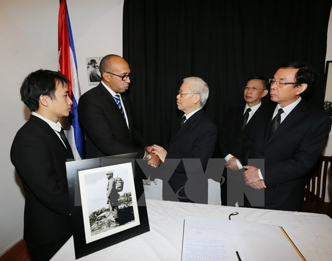 Máximos dirigentes de Vietnam rinden tributo a Fidel Castro ảnh 1 Máximos dirigentes de Vietnam rinden tributo a Fidel Castro ảnh 1