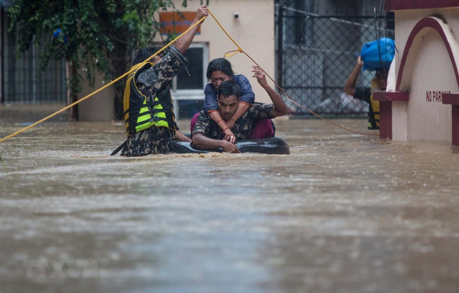 Salvan a turistas vietnamitas atascados por inundaciones en Nepal ảnh 1 Salvan a turistas vietnamitas atascados por inundaciones en Nepal ảnh 1