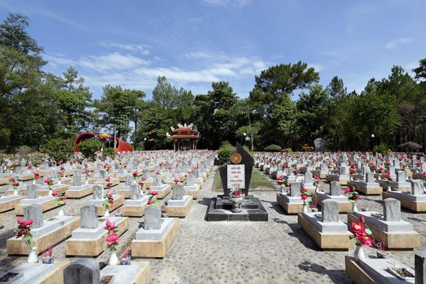 Rinden homenaje jóvenes vietnamitas residentes en el exterior a mártires de su patria ảnh 1 Rinden homenaje jóvenes vietnamitas residentes en el exterior a mártires de su patria ảnh 1