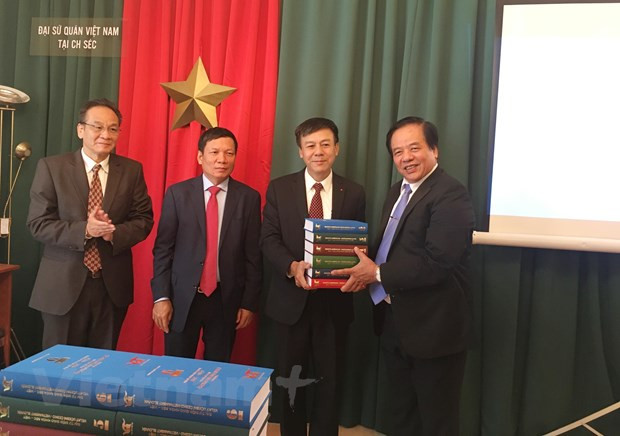 Presentan en Praga diccionario pedagógico checo-vietnamita ảnh 1 Presentan en Praga diccionario pedagógico checo-vietnamita ảnh 1