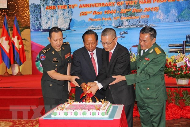 Celebran en Camboya y Francia fundación del Ejército Popular de Vietnam ảnh 1 Celebran en Camboya y Francia fundación del Ejército Popular de Vietnam ảnh 1