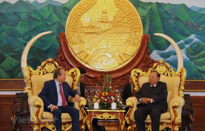 Dirigentes de Laos reiteran consideración a lazos con Vietnam como factor vital para el desarrollo ảnh 1