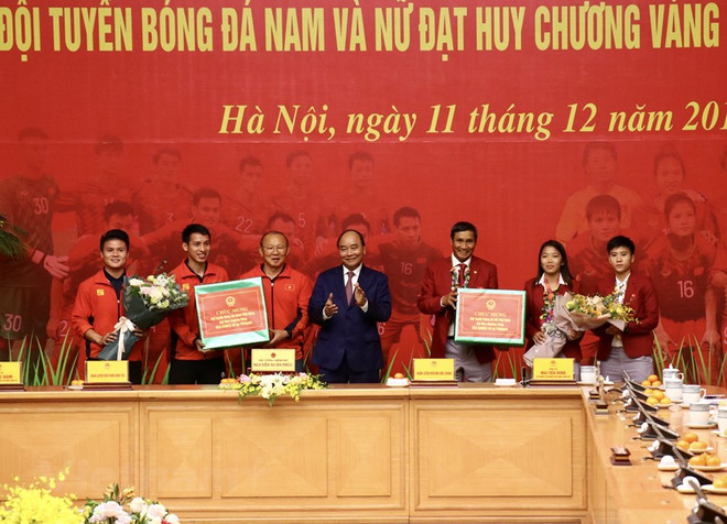Premier de Vietnam alaba hazañas de equipos de fútbol masculino y femenino en SEA Games 30 ảnh 1 Premier de Vietnam alaba hazañas de equipos de fútbol masculino y femenino en SEA Games 30 ảnh 1
