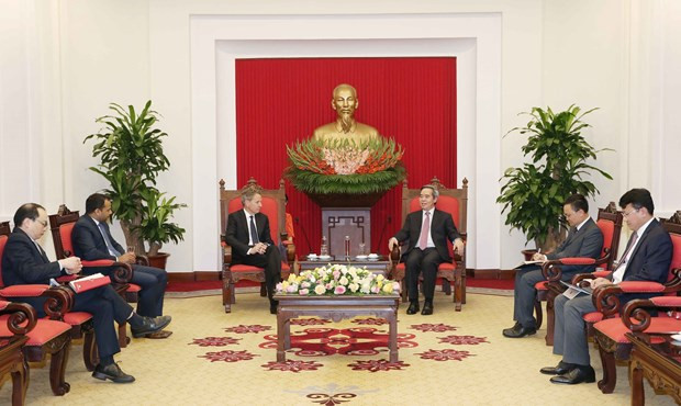 Alto funcionario partidista de Vietnam recibe a ejecutivos de Warburg Pincus y Nike ảnh 1 Alto funcionario partidista de Vietnam recibe a ejecutivos de Warburg Pincus y Nike ảnh 1