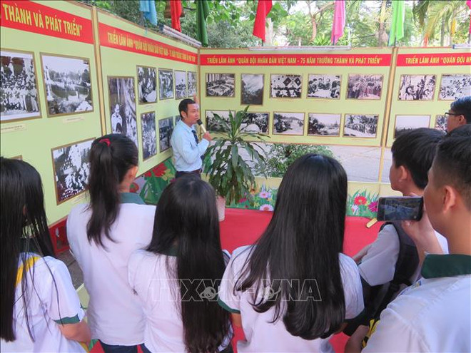 Celebra Can Tho exposiciones sobre Partido Comunista y Ejército Popular de Vietnam ảnh 1