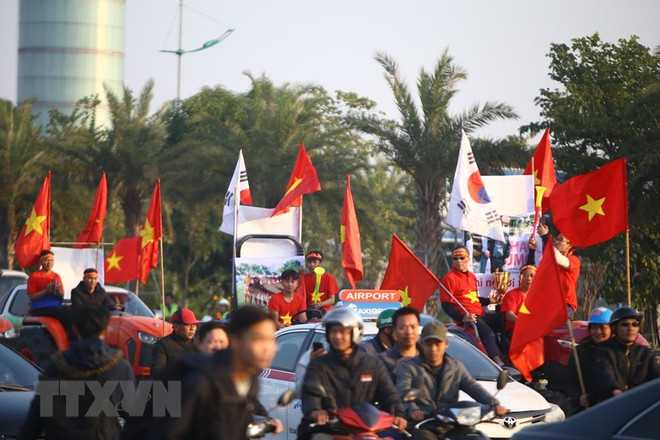 Atletas vietnamitas participantes en SEA Games 30 regresan al país entre mar de fanáticos ảnh 1