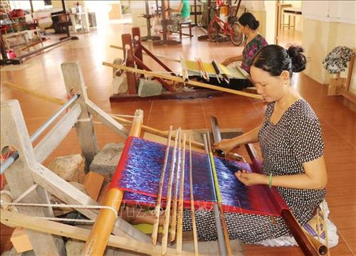 Presentan en el casco antiguo de Hanoi muestra sobre la elaboración de seda ảnh 1 Presentan en el casco antiguo de Hanoi muestra sobre la elaboración de seda ảnh 1