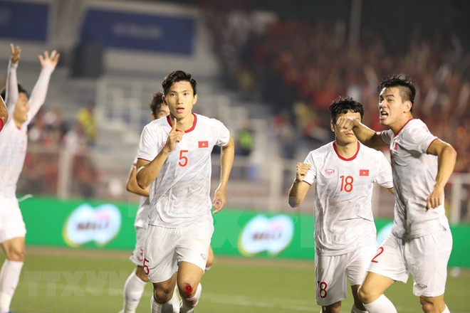 Alaba prensa asiática coronación de la selección de fútbol vietnamita en competencia regional ảnh 1 Alaba prensa asiática coronación de la selección de fútbol vietnamita en competencia regional ảnh 1