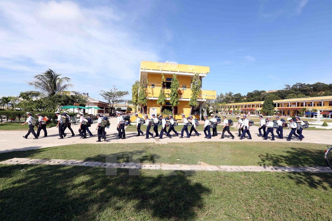 Soldados navales se dirigen hacia el archipiélago de Truong Sa ảnh 3
