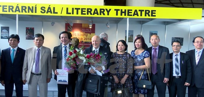 Ciudadano vietnamita gana Premio de Diccionario de República Checa ảnh 1 Ciudadano vietnamita gana Premio de Diccionario de República Checa ảnh 1