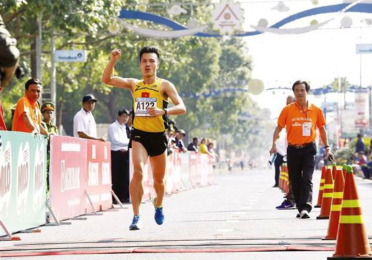 Participan dos mil atletas vietnamitas y extranjeros en Maratón del periódico Tien Phong ảnh 1 Participan dos mil atletas vietnamitas y extranjeros en Maratón del periódico Tien Phong ảnh 1
