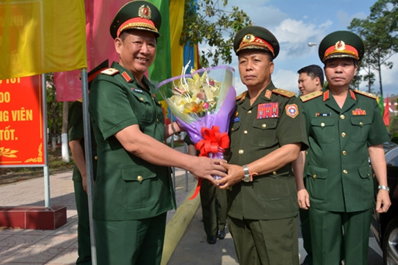 Visita delegación militar de Laos el Comando de Zona Militar 9 de Vietnam ảnh 1 Visita delegación militar de Laos el Comando de Zona Militar 9 de Vietnam ảnh 1
