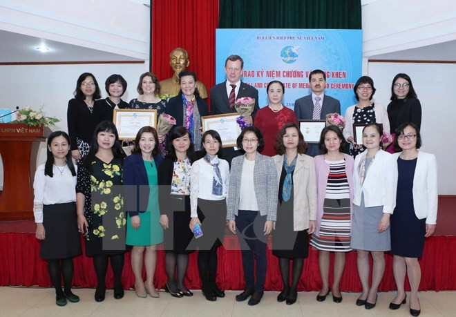 Expertos extranjeros distinguidos por contribución al progreso de mujeres vietnamitas ảnh 1 Expertos extranjeros distinguidos por contribución al progreso de mujeres vietnamitas ảnh 1