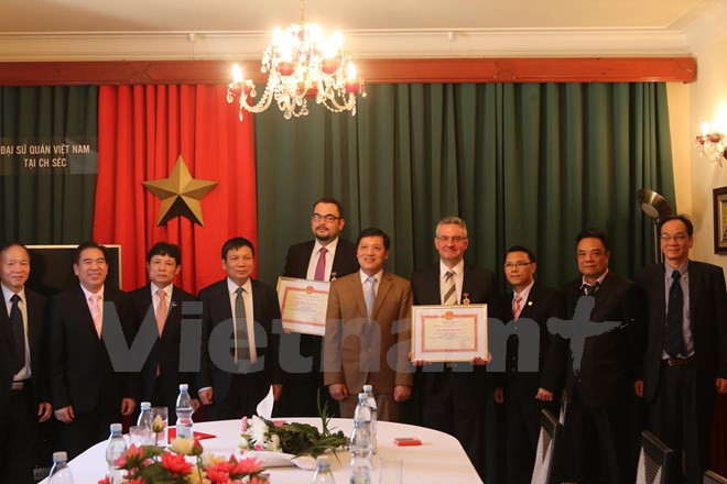 Vietnam otorga sello conmemorativo a políticos checos ảnh 1 Vietnam otorga sello conmemorativo a políticos checos ảnh 1