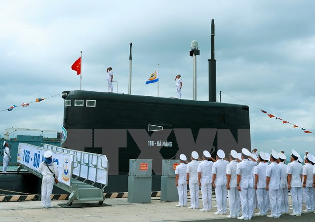 Premier de Vietnam asiste a izamiento de bandera en submarinos Kilo ảnh 1 Premier de Vietnam asiste a izamiento de bandera en submarinos Kilo ảnh 1
