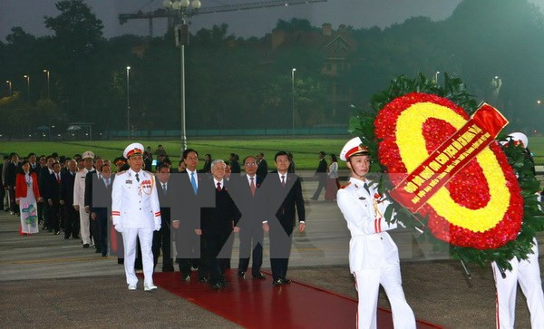 Delegados al Congreso partidista rinden tributo al Presidente Ho Chi Minh ảnh 1 Delegados al Congreso partidista rinden tributo al Presidente Ho Chi Minh ảnh 1
