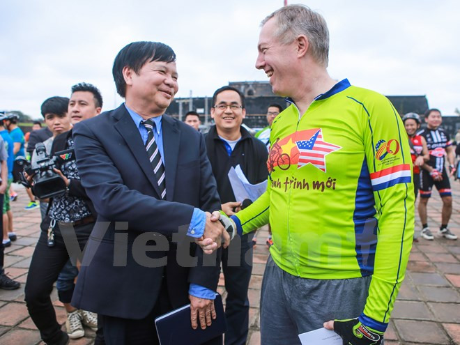 Excursión en bicicleta del embajador estadounidense termina en Hue ảnh 1