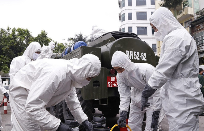 Se esterilizan calles de Hanoi para contener la propagación de COVID-19 ảnh 1