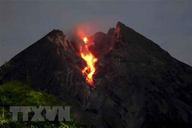 Volcán en Indonesia arroja cenizas de seis mil metros de altura ảnh 1