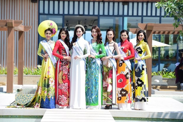 Turistas con Ao Dai disfrutan de entrada gratuita en ciudadela imperial de Hue ảnh 1 Turistas con Ao Dai disfrutan de entrada gratuita en ciudadela imperial de Hue ảnh 1