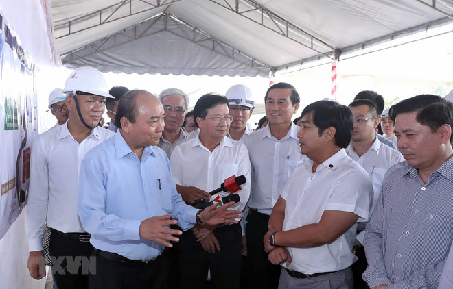 Inspecciona premier de Vietnam construcción de obra de transporte clave en región meridional ảnh 1 Inspecciona premier de Vietnam construcción de obra de transporte clave en región meridional ảnh 1