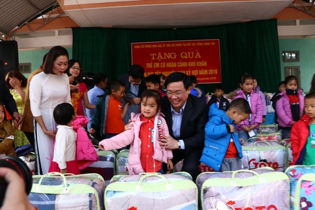 Vicepremier vietnamita otorga regalos a hogares pobres en Hoa Binh ảnh 1 Vicepremier vietnamita otorga regalos a hogares pobres en Hoa Binh ảnh 1