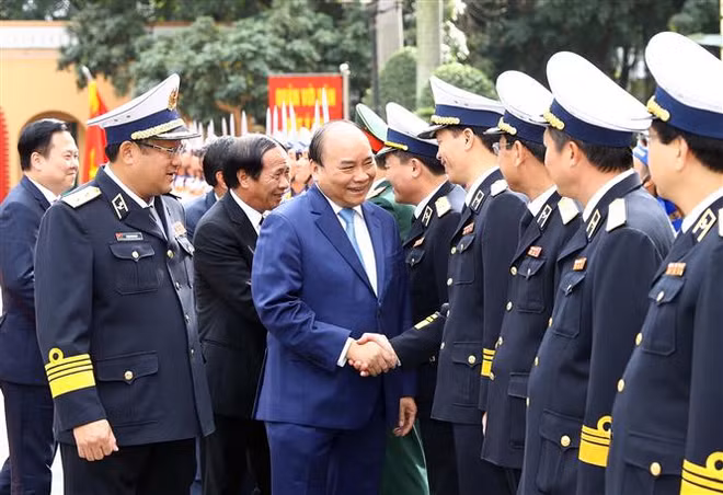 Inspecciona Premier de Vietnam actividades de la armada ảnh 1