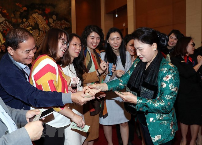 Presidenta de la Asamblea Nacional de Vietnam se reunió con el personal de Oficina Parlamentaria con motivo del Tet ảnh 1 Presidenta de la Asamblea Nacional de Vietnam se reunió con el personal de Oficina Parlamentaria con motivo del Tet ảnh 1